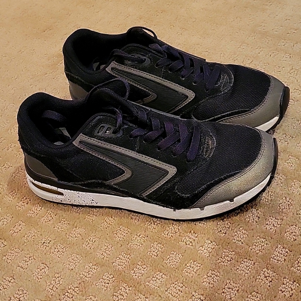 Barely worn Women's Brooks, size 8